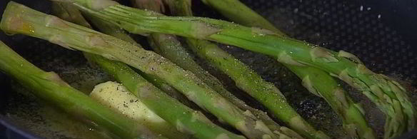 тарталетки со спаржей, розмарином и сыром