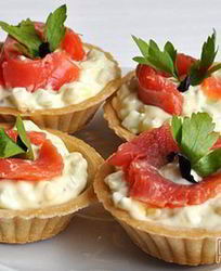 Закуска с красной рыбой в тарталетках