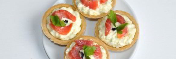 закуска с красной рыбой в тарталетках