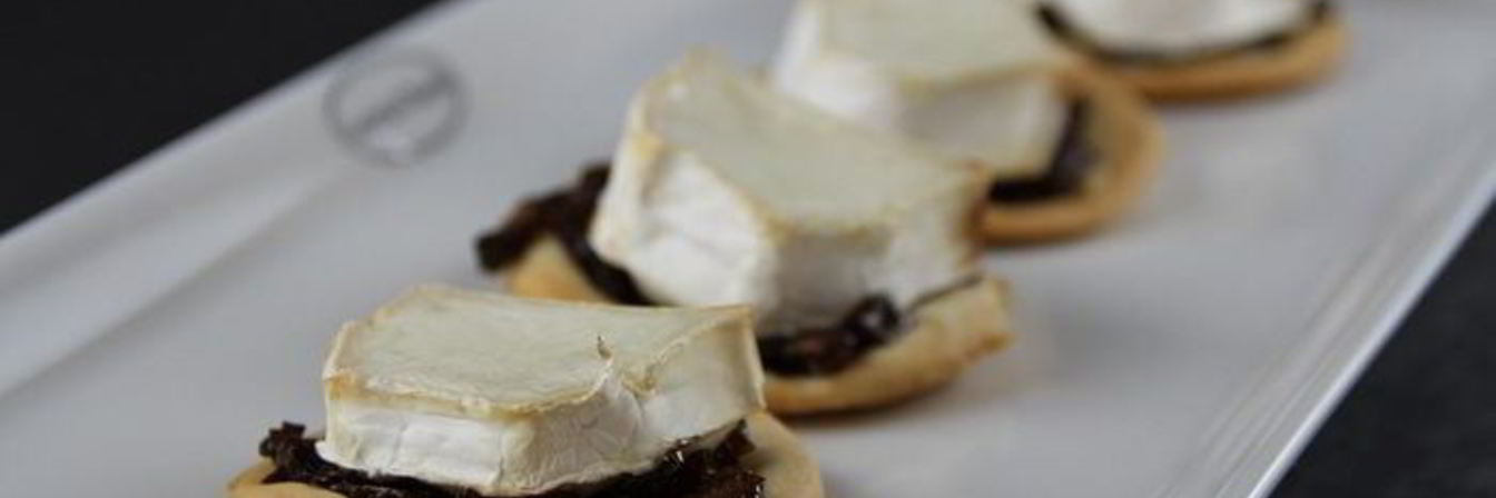 Закусочные тарталетки из песочного теста с козьим сыром и луковым джемом