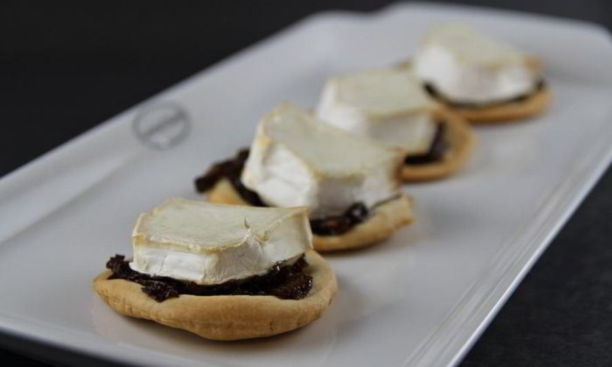 Рецепт закусочных тарталеток из песочного теста с козьим сыром и луковым джемом