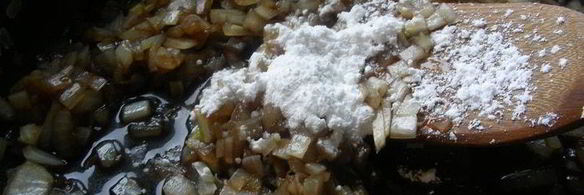 закусочные тарталетки из песочного теста с козьим сыром и луковым джемом