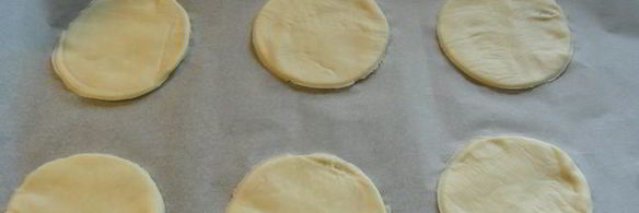 закусочные тарталетки из песочного теста с козьим сыром и луковым джемом