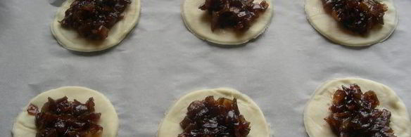 закусочные тарталетки из песочного теста с козьим сыром и луковым джемом