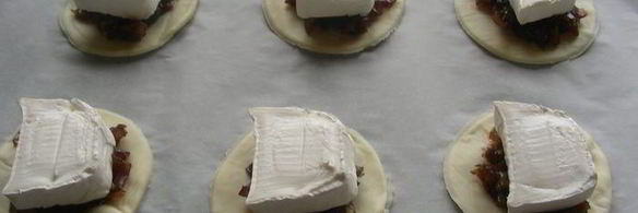 закусочные тарталетки из песочного теста с козьим сыром и луковым джемом