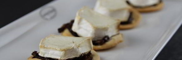 закусочные тарталетки из песочного теста с козьим сыром и луковым джемом