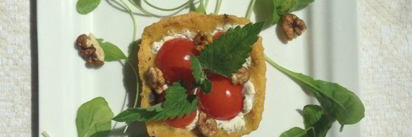 Закусочные тарталетки из поленты с козьим сыром и помидорками черри