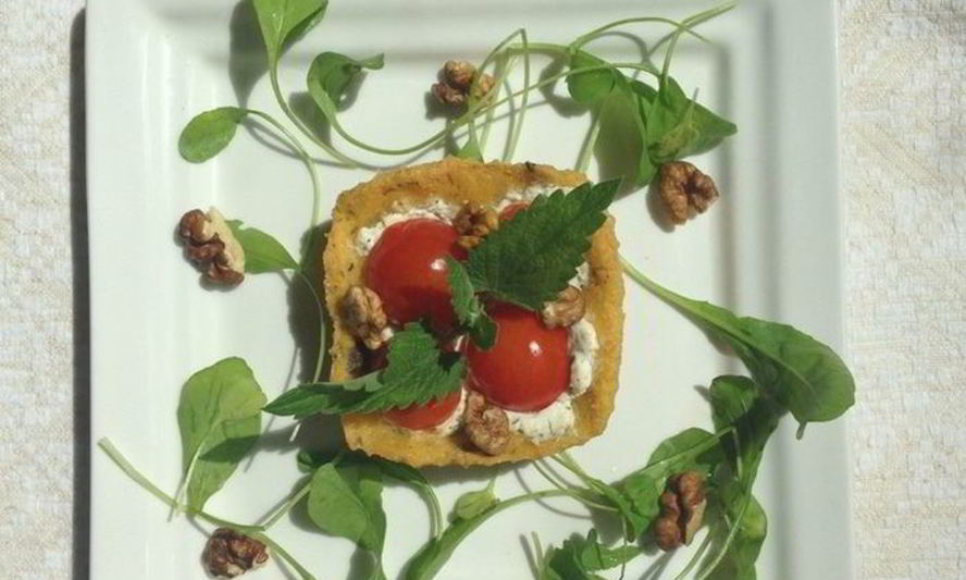 Рецепт закусочных тарталеток из поленты с козьим сыром и помидорками черри