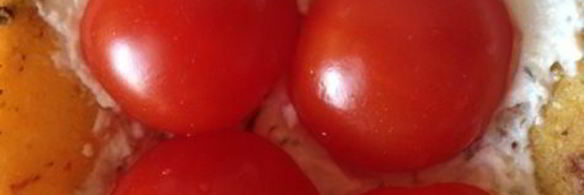 закусочные тарталетки из поленты с козьим сыром и помидорками черри