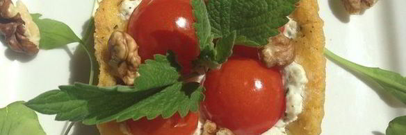 закусочные тарталетки из поленты с козьим сыром и помидорками черри