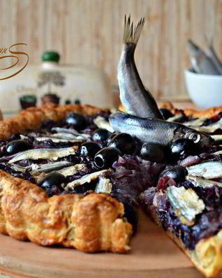 Луковый тарт с малосольной килькой