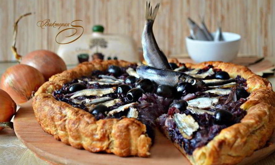 Рецепт лукового тарта с малосольной килькой