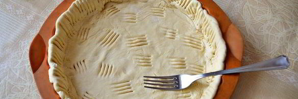 луковый тарт с малосольной килькой