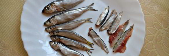 луковый тарт с малосольной килькой