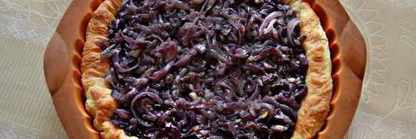 луковый тарт с малосольной килькой