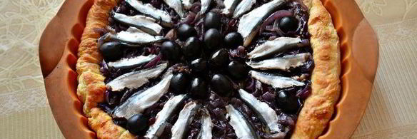 луковый тарт с малосольной килькой