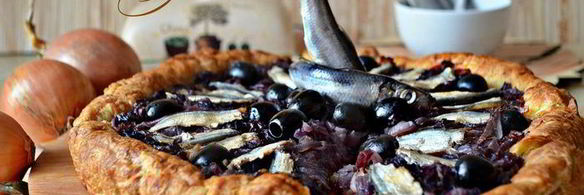 луковый тарт с малосольной килькой