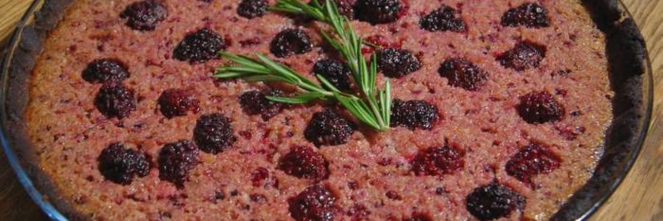 Медовый тарт с ежевикой и миндалем