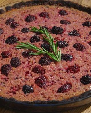 Медовый тарт с ежевикой и миндалем