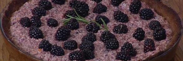 медовый тарт с ежевикой и миндалем