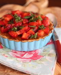 Персиковый тарт с клубничной сальсой