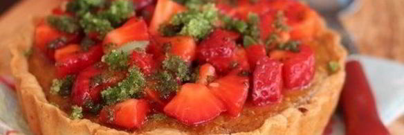 персиковый тарт с клубничной сальсой