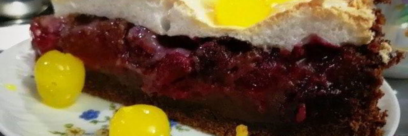 Шоколадный теплый тарт с вишнями и сливами