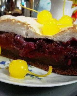 Шоколадный теплый тарт с вишнями и сливами