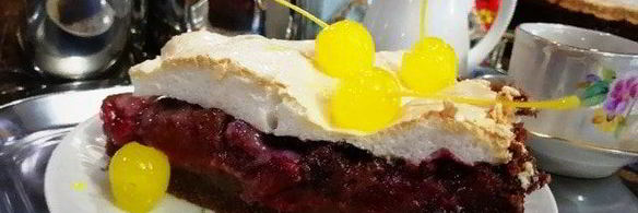 шоколадный теплый тарт с вишнями и сливами