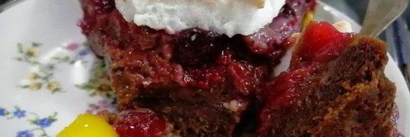 шоколадный теплый тарт с вишнями и сливами