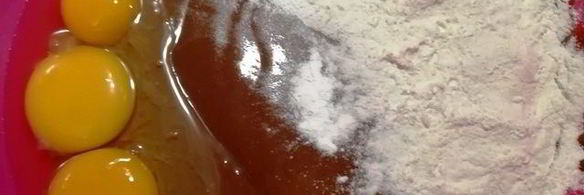 шоколадный теплый тарт с вишнями и сливами