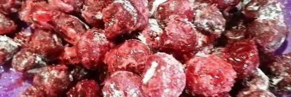 шоколадный теплый тарт с вишнями и сливами