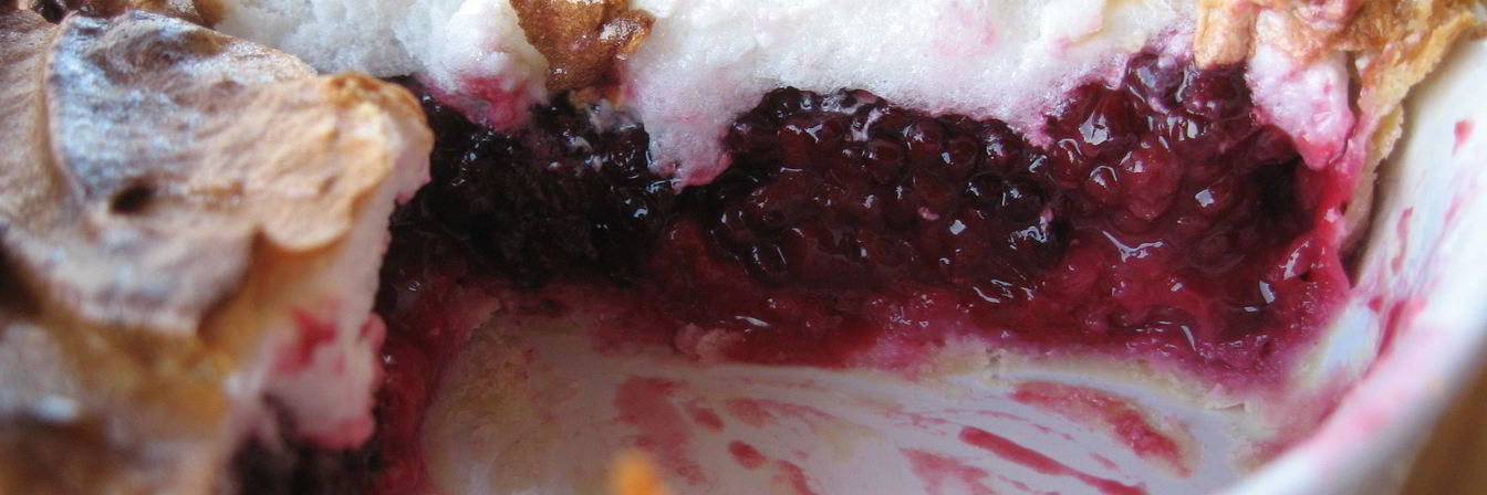 Слоеный мини-тарт с ежевикой и шапкой из запеченного белкового крема