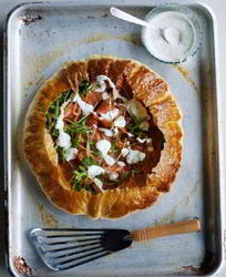 Тарт из копченого лосося и сметаны