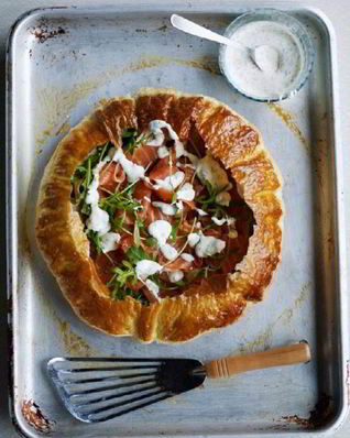 Тарт из копченого лосося и сметаны