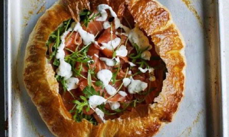 Рецепт тарта из копченого лосося и сметаны