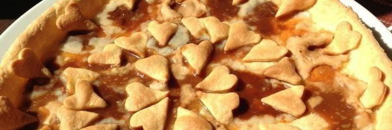 Тарт из творожного теста с карамельками