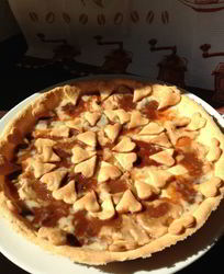 Тарт из творожного теста с карамельками