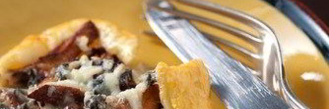 Тарт с белыми грибами, беконом и сливочным соусом из козьего сыра