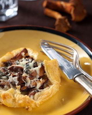 Тарт с белыми грибами, беконом и сливочным соусом из козьего сыра