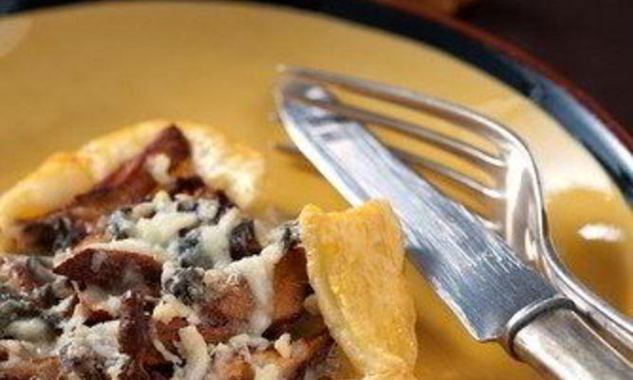 Рецепт тарта с белыми грибами, беконом и сливочным соусом из козьего сыра