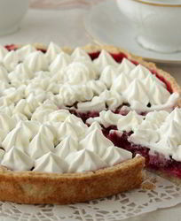 Тарт с брусникой и нежным кремом с белым шоколадом