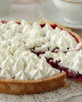 Тарт с брусникой и нежным кремом с белым шоколадом