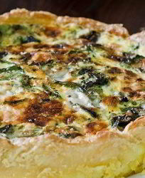 Тарт с черемшой, беконом и рикоттой