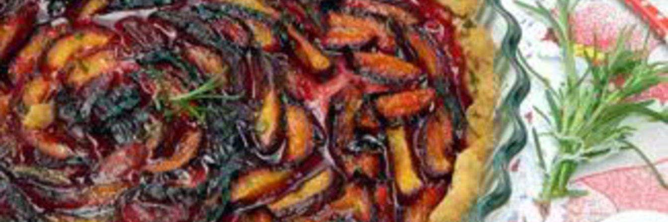 Тарт с черными абрикосами и розмариновым сахаром