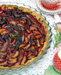 Тарт с черными абрикосами и розмариновым сахаром