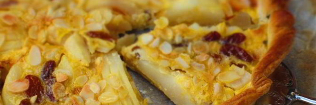 Тарт с грушами, изюмом и миндальными лепестками