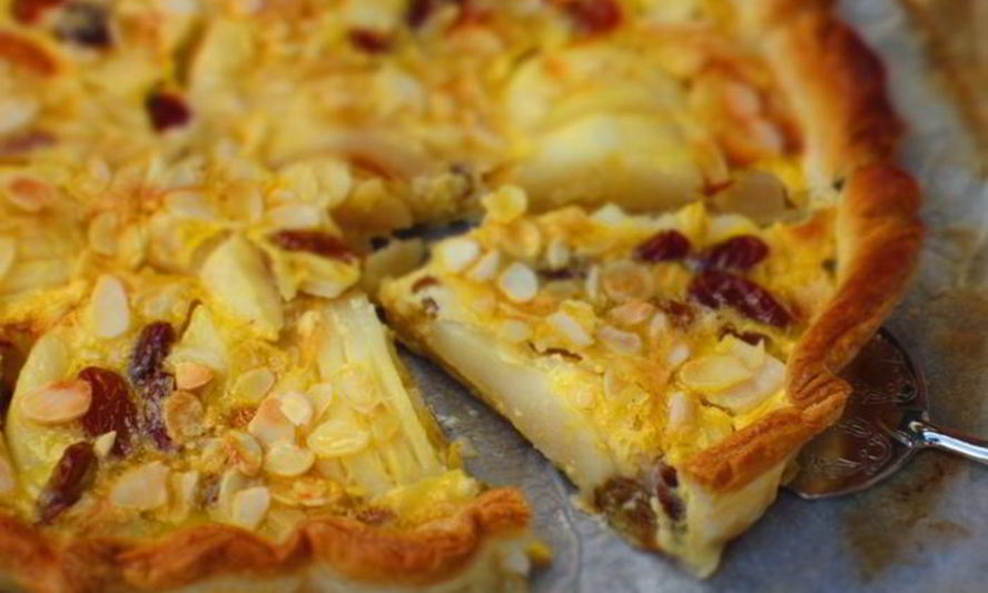 Рецепт тарта с грушами, изюмом и миндальными лепестками