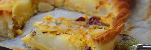 тарт с грушами, изюмом и миндальными лепестками