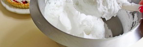 тарт с кремом из пудинга и клубники